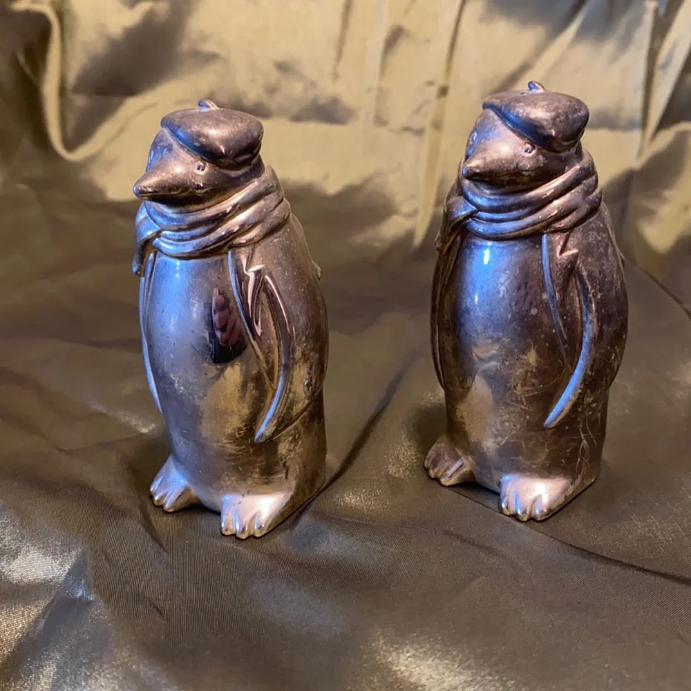 Vintage Towle Silversmiths silver plated salt and pepper shaker.
